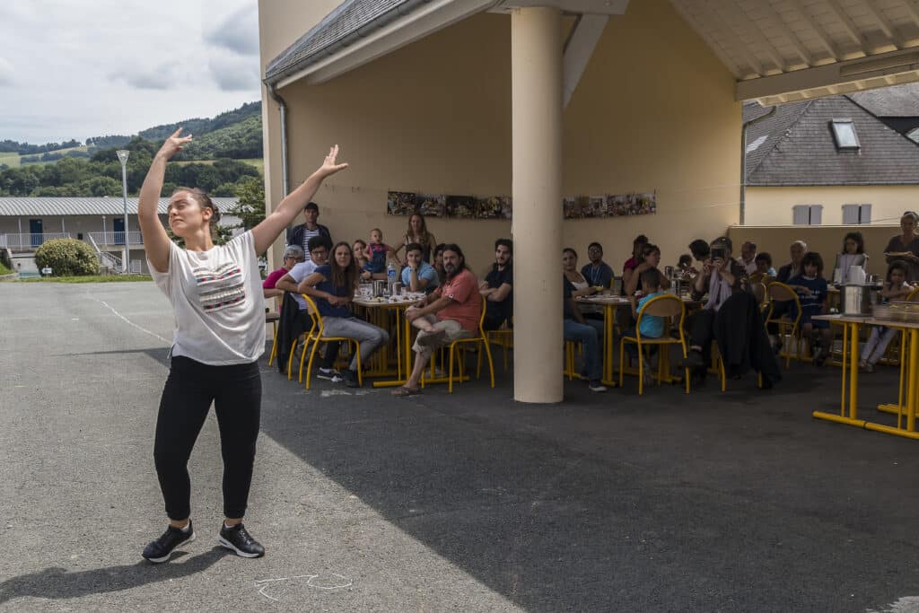 Organisées par Le CCFD-Terre Solidaire et Bestearekin, bénévoles, familles de demandeurs d’asile et familles françaises se retrouvent pour des vacances engagées à Mauléon-Licharre au Pays Basque.