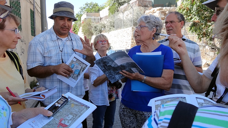 ©Christiane Thenier/CCFD-Terre Solidaire  : les bénévoles sur le terrain à Jérusalem avec Jonathan Mizrahi, archéologue et partenaire du CCFD-Terre Solidaire