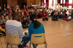 Grâce au témoignage de Thi Thi Win, les bénévoles du CCFD-Terre Solidaire sensibilisent les enfants à la solidarité internationale