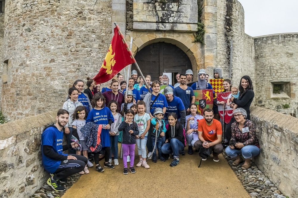 La visite du château-fort de Mauléon plonge les participants de toutes origines dans l'histoire locale. Certains membres du groupe revêtent le heaume des chevaliers. Pour la plus grande joie des enfants (et pas seulement).
