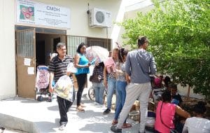 migrants_devant_le_cmdh_web.jpg