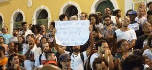 hommage_mestre_moa_salvador_de_bahia_sur_la_pancarte_-_combien_d_e_tres_humains_vont_encore_mourrir___stop_a_la_haine._adieu_maitre_moa-_.jpg