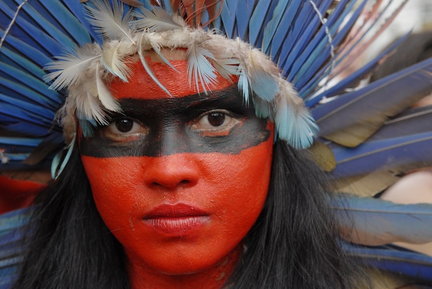 Portrait d'une jeune femme indigène au Brésil
