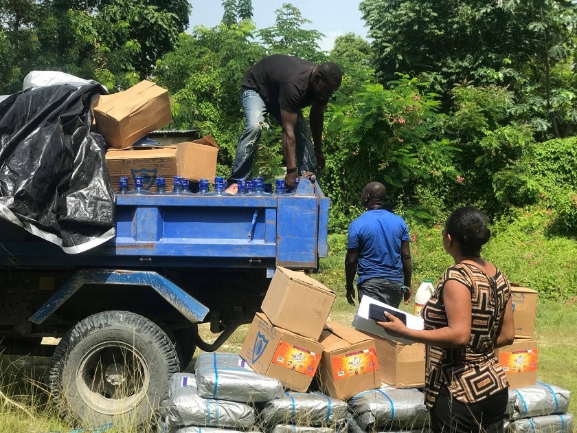 Après le séisme qui a frappé Haïti le 14 aout 2021, distribution d'aide alimentaire par l'ONG haïtienne ITECA