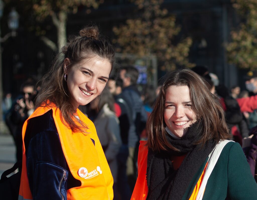 Deux bénévoles du CCFD-Terre Solidaire lors d'une manifestation publique