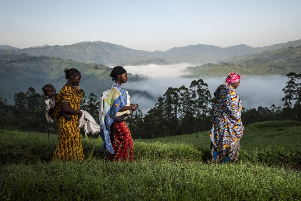 Tous les matins les femmes du Masisi vont aux champs afin de former les enfats aux traveaux agricoles. Pur cela Uwaki à mis en place des "champs écoles".