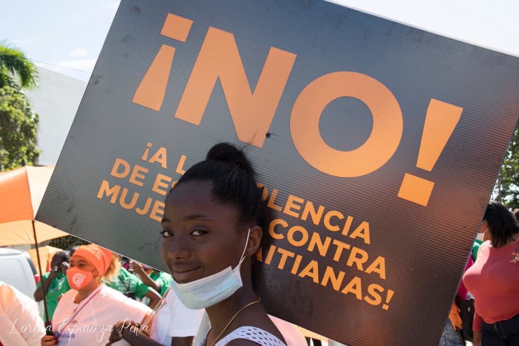 "Non à la violence de l'État contre les femmes haïtiennes", peut-on lire sur la pancarte de cette militante. © Lorena Espinoza Pena.