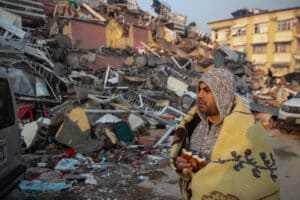 Séisme en Turquie et en Syrie : un homme marche parmi les ruines à Gaziantep en Turquie