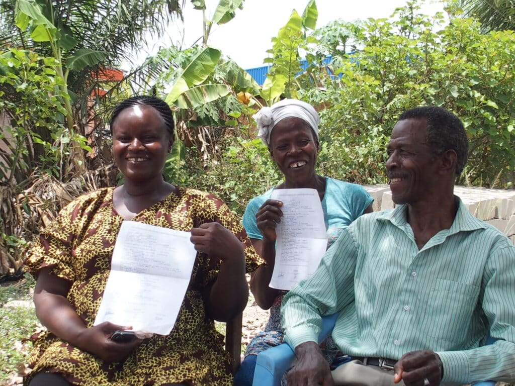 ASAPSU, femmes ayant des attestations de droits foncier. Photo de Emilie Leroux