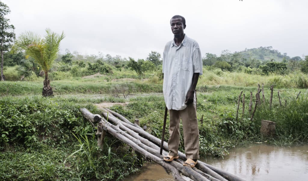Idriss Kandia, Imam et initiateur du projet pisculture pose pose devant les bassins créés avec l'aide de la PIJCA (Plateforme interconfessionnelle de la jeunesse centrafricaine) ©Michael ZUMSTEIN/CCFD-Terre Solidaire